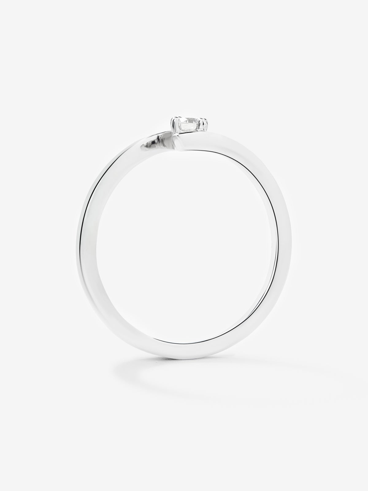 Anillo solitario de oro blanco de 18K con diamante en talla brillante de 0,1 cts