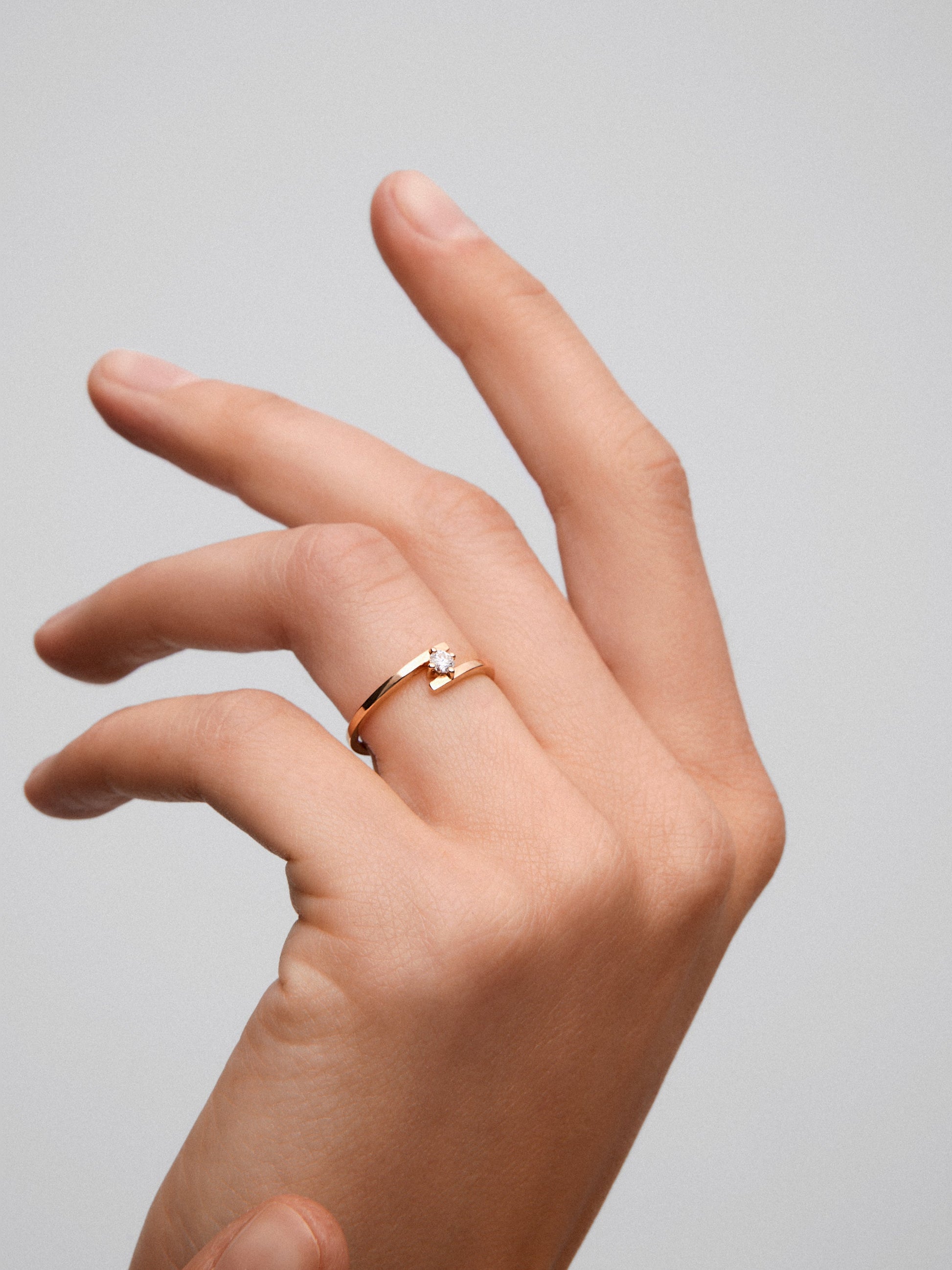 Anillo solitario de oro rosa de 18K con diamante en talla brillante de 0,1 cts