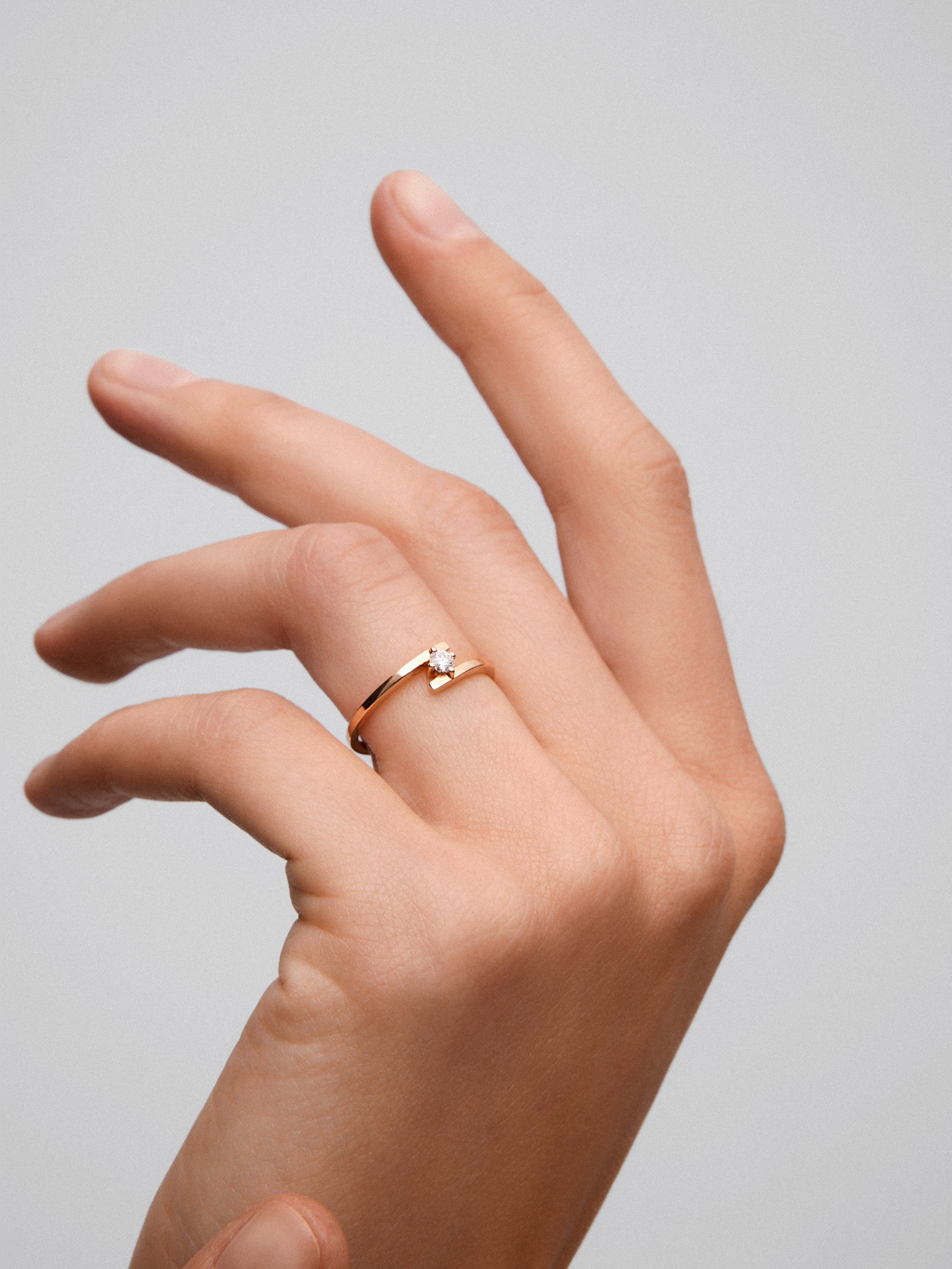 Anillo solitario de oro rosa de 18K con diamante en talla brillante de 0,1 cts