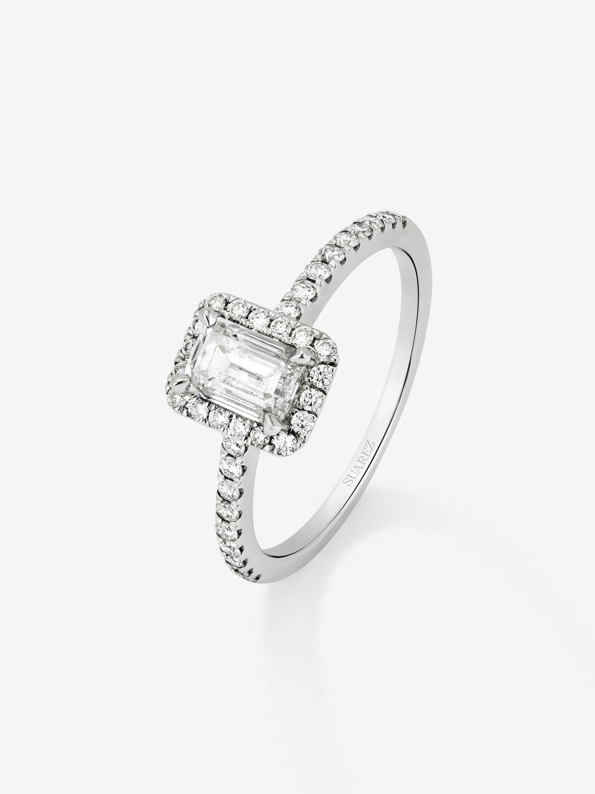 Anillo de oro blanco de 18K con diamante en talla esmeralda de 0,50 cts y orla de diamantes en talla brillante con un total de 0,37 cts