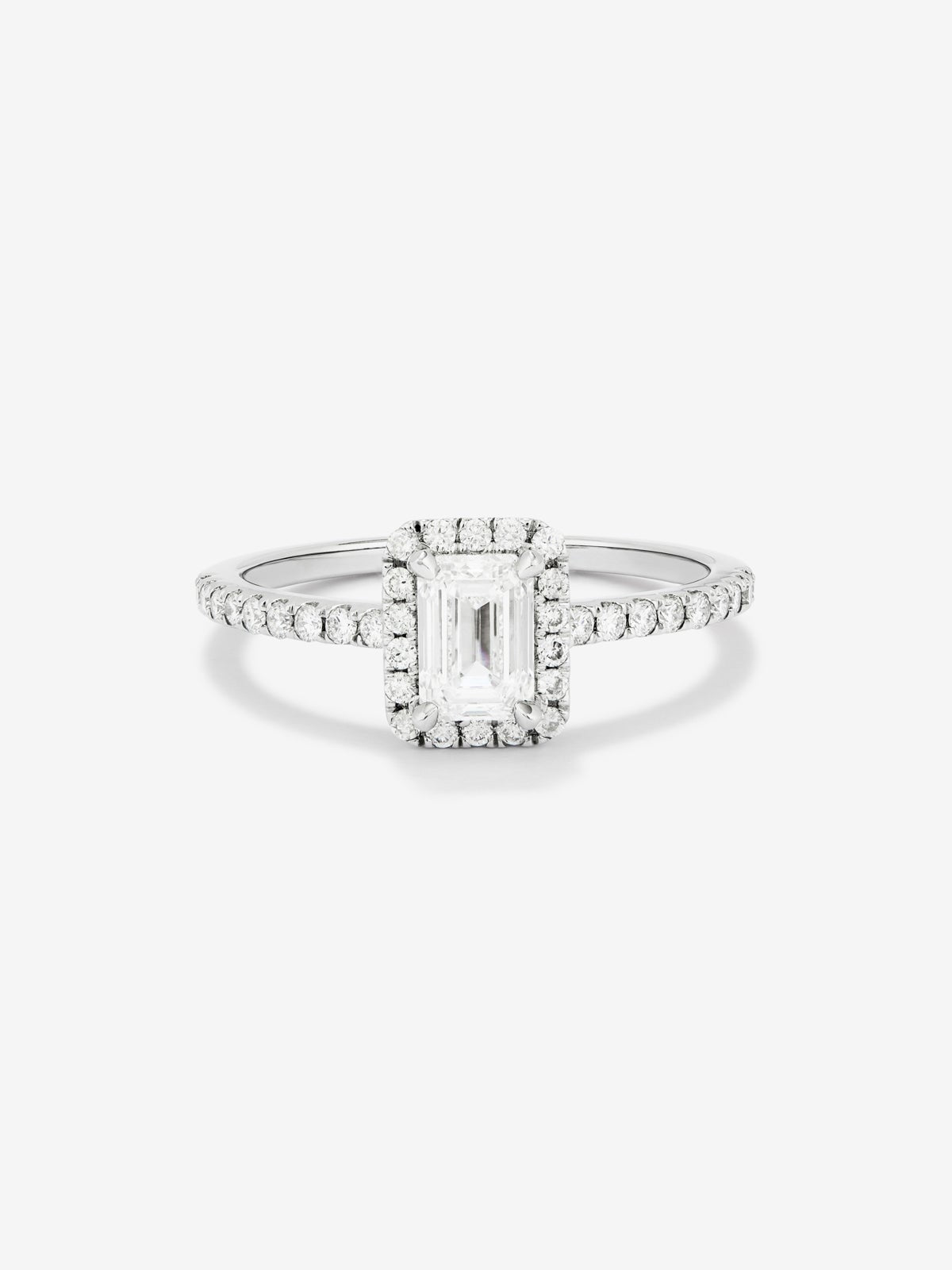 Anillo de oro blanco de 18K con diamante en talla esmeralda de 0,50 cts y orla de diamantes en talla brillante con un total de 0,37 cts