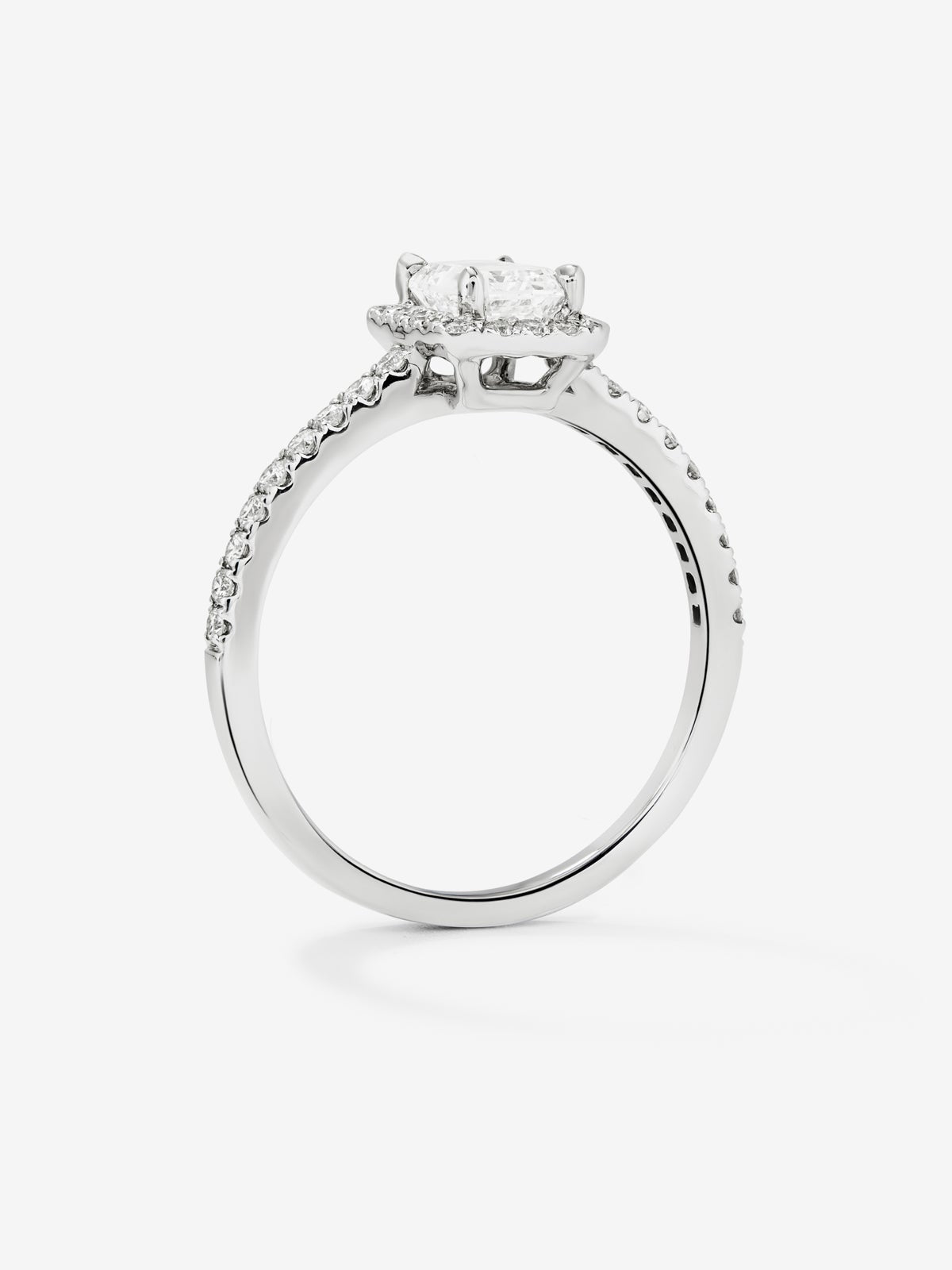 Anillo de oro blanco de 18K con diamante en talla esmeralda de 0,50 cts y orla de diamantes en talla brillante con un total de 0,37 cts