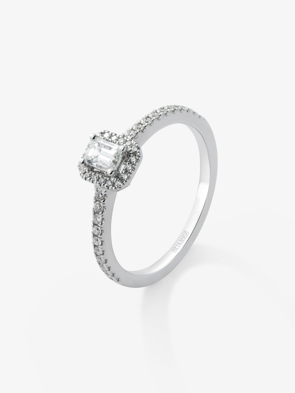 Anillo solitario de compromiso de oro blanco de 18K con diamantes