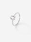 Anillo de oro blanco de 18K con diamante en talla esmeralda de 0,25 cts y orla de diamantes en talla brillante con un total de 0,19 cts