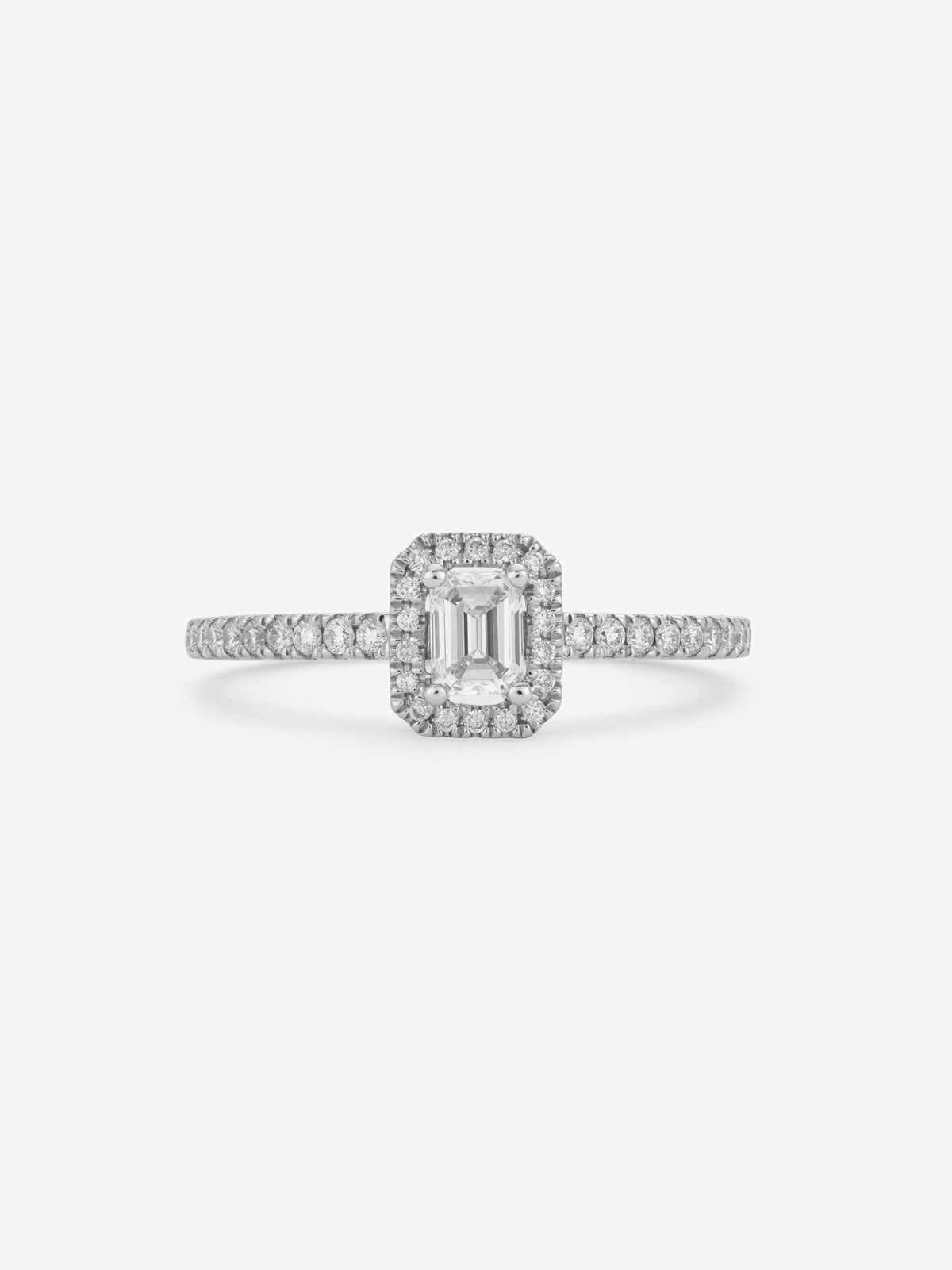 Anillo de oro blanco de 18K con diamante en talla esmeralda de 0,25 cts y orla de diamantes en talla brillante con un total de 0,19 cts