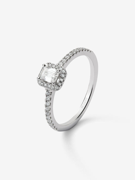 Anillo de oro blanco de 18K con diamante en talla esmeralda de 0,30 cts y orla de diamantes en talla brillante con un total de 0,19 cts