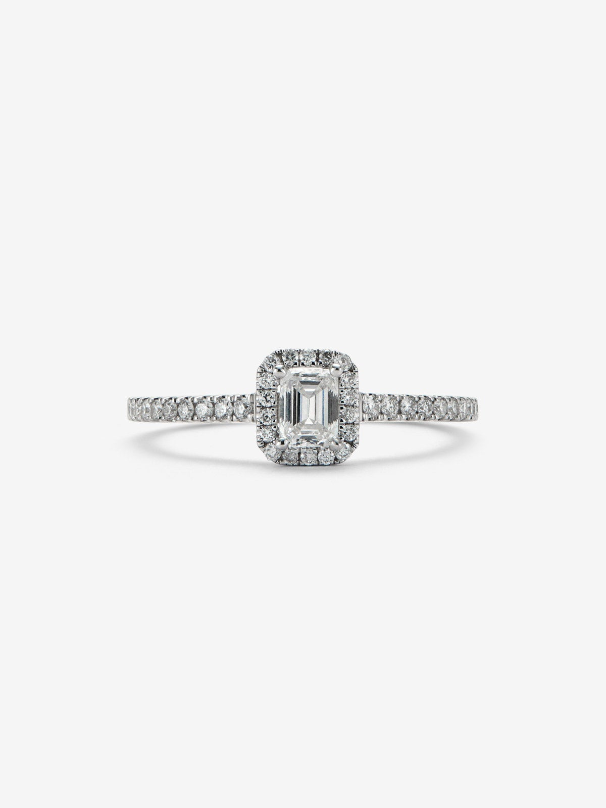 Anillo de oro blanco de 18K con diamante en talla esmeralda de 0,50 cts y orla de diamantes en talla brillante