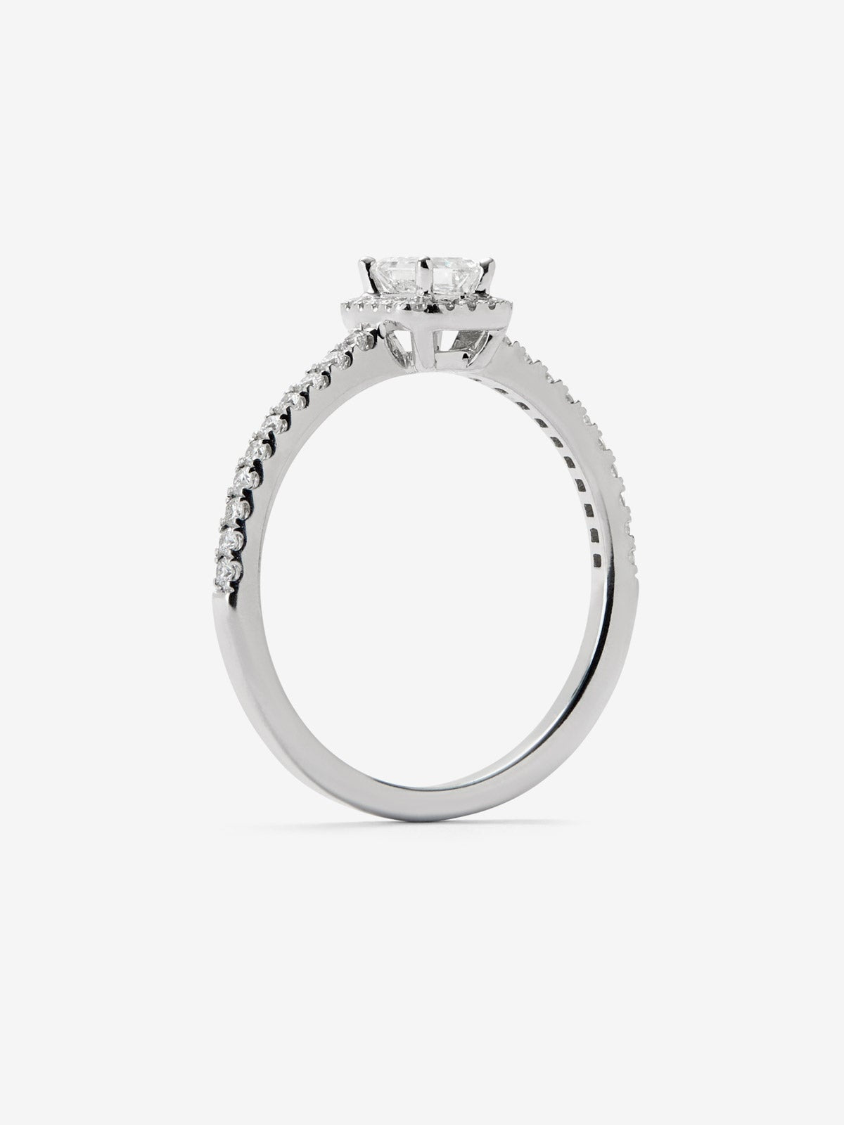 Anillo de oro blanco de 18K con diamante en talla esmeralda de 0,30 cts y orla de diamantes en talla brillante con un total de 0,19 cts