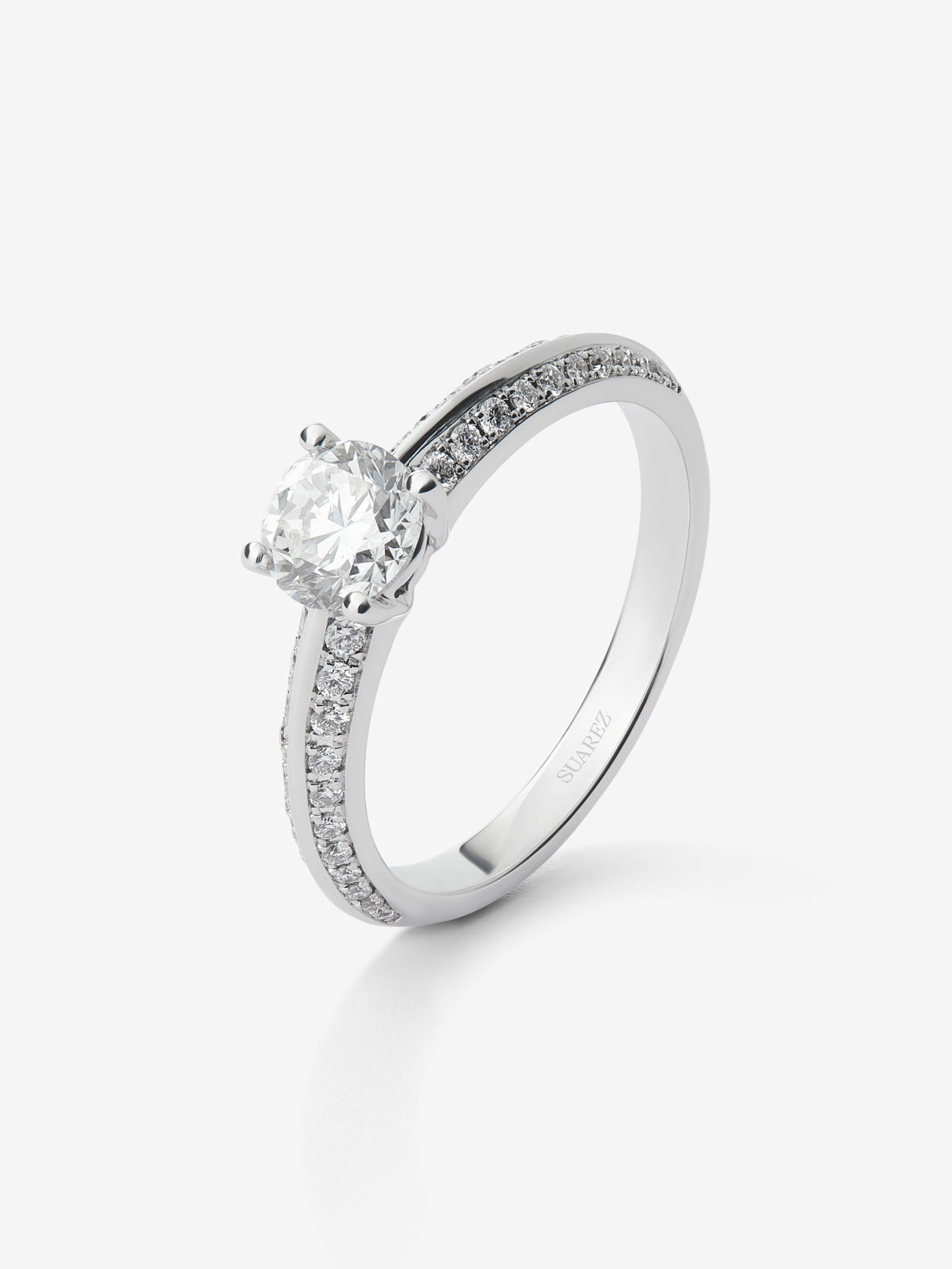 Anillo solitario de oro blanco de 18K con diamante central de 0,70 cts y diamantes en talla brillante con un total de 0,23 cts