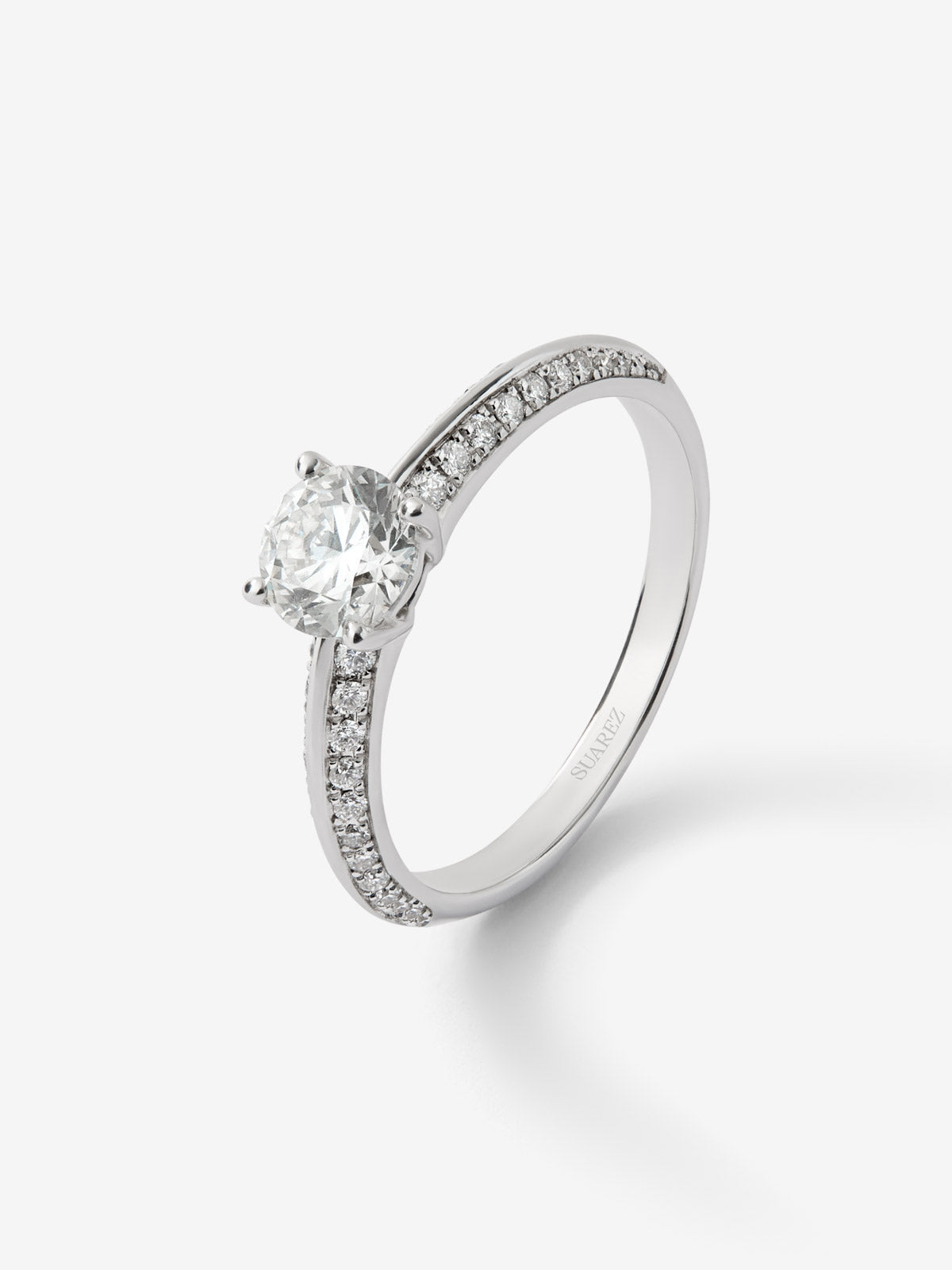 Anillo solitario de oro blanco de 18K con diamante central de 0,70 cts y diamantes en talla brillante con un total de 0,22 cts