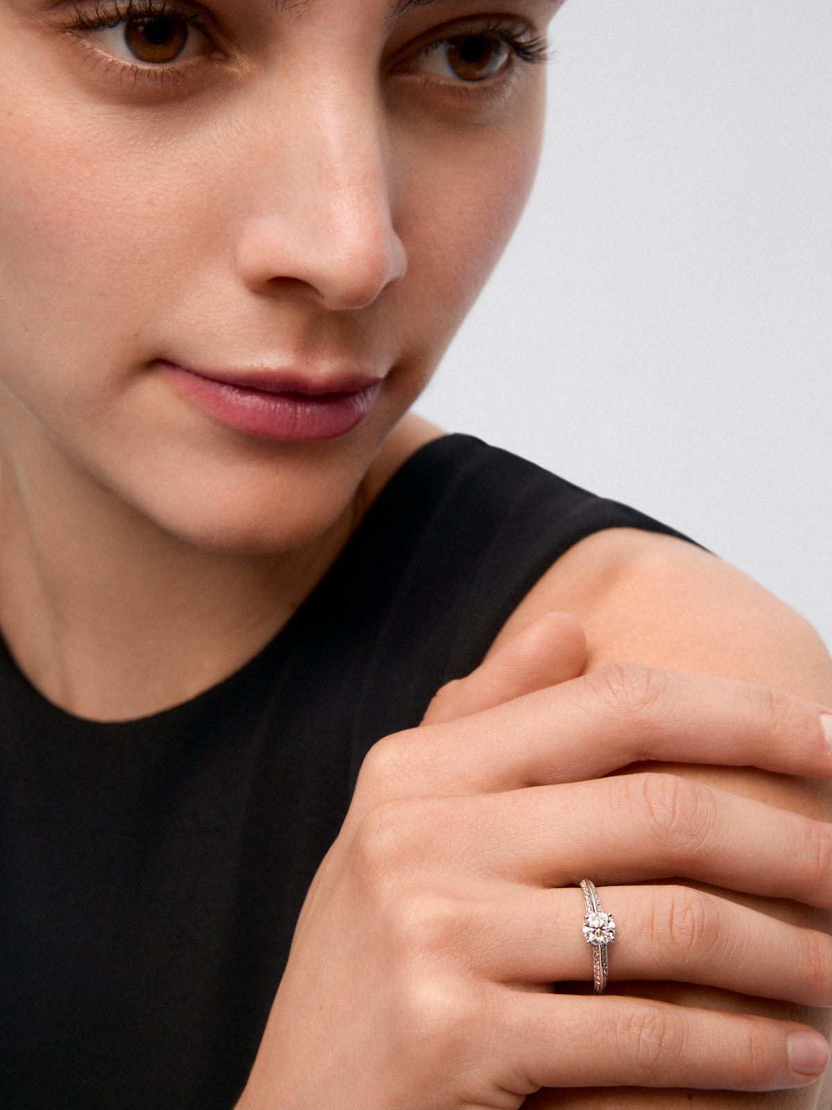 Anillo solitario de oro blanco de 18K con diamante central de 0,70 cts y diamantes en talla brillante con un total de 0,22 cts