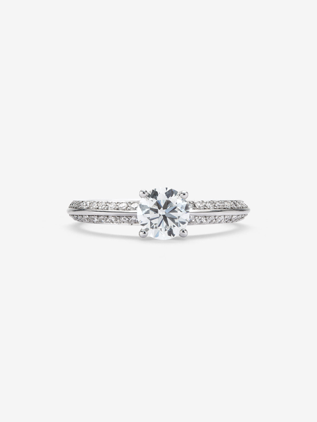 Anillo solitario de oro blanco de 18K con diamante central de 0,70 cts y diamantes en talla brillante con un total de 0,22 cts