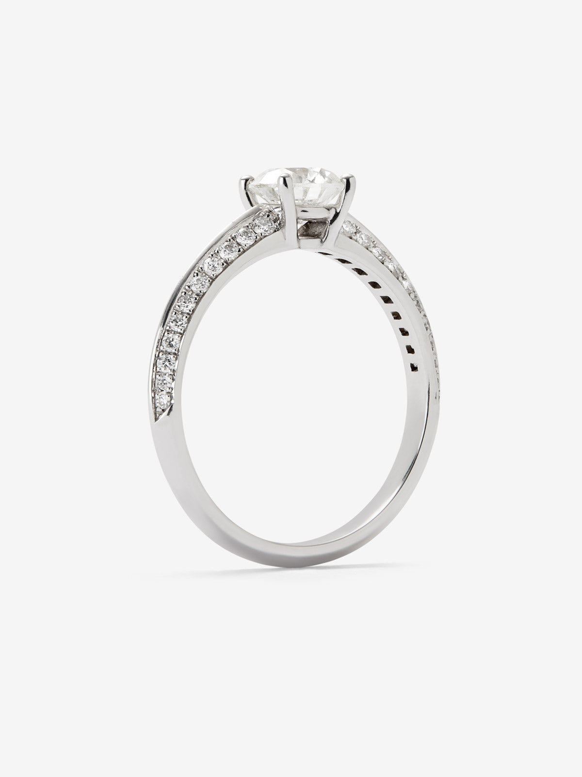 Anillo solitario de oro blanco de 18K con diamante central de 0,70 cts y diamantes en talla brillante con un total de 0,22 cts