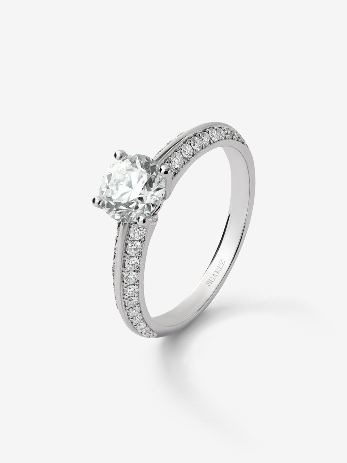 Anillo solitario de oro blanco de 18K con diamante central de 1 ct y diamantes en talla brillante con un total de 0,33 cts
