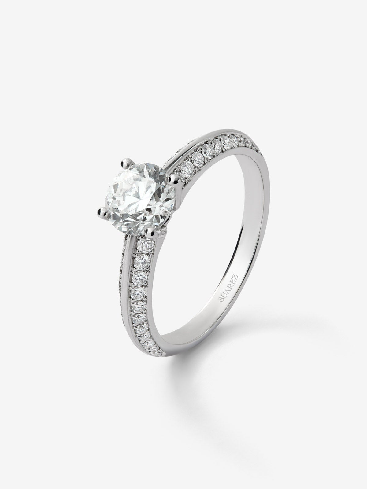 Anillo solitario de oro blanco de 18K con diamante central de 1,01 cts y diamantes en talla brillante con un total de 0,32 cts