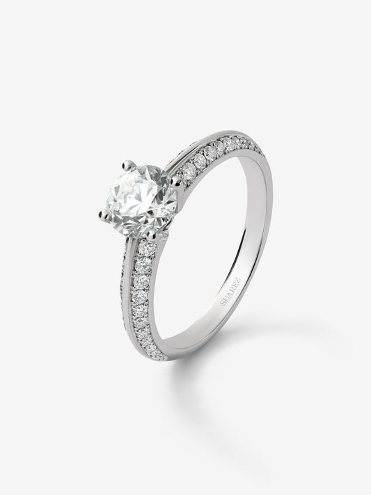 Anillo solitario de oro blanco de 18K con diamante central de 1 ct y diamantes en talla brillante con un total de 0,31 cts