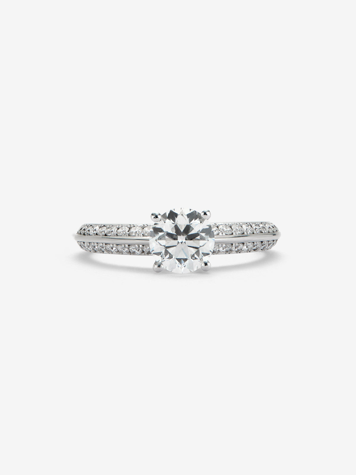 Anillo solitario de oro blanco de 18K con diamante central de 1 ct y diamantes en talla brillante con un total de 0,33 cts