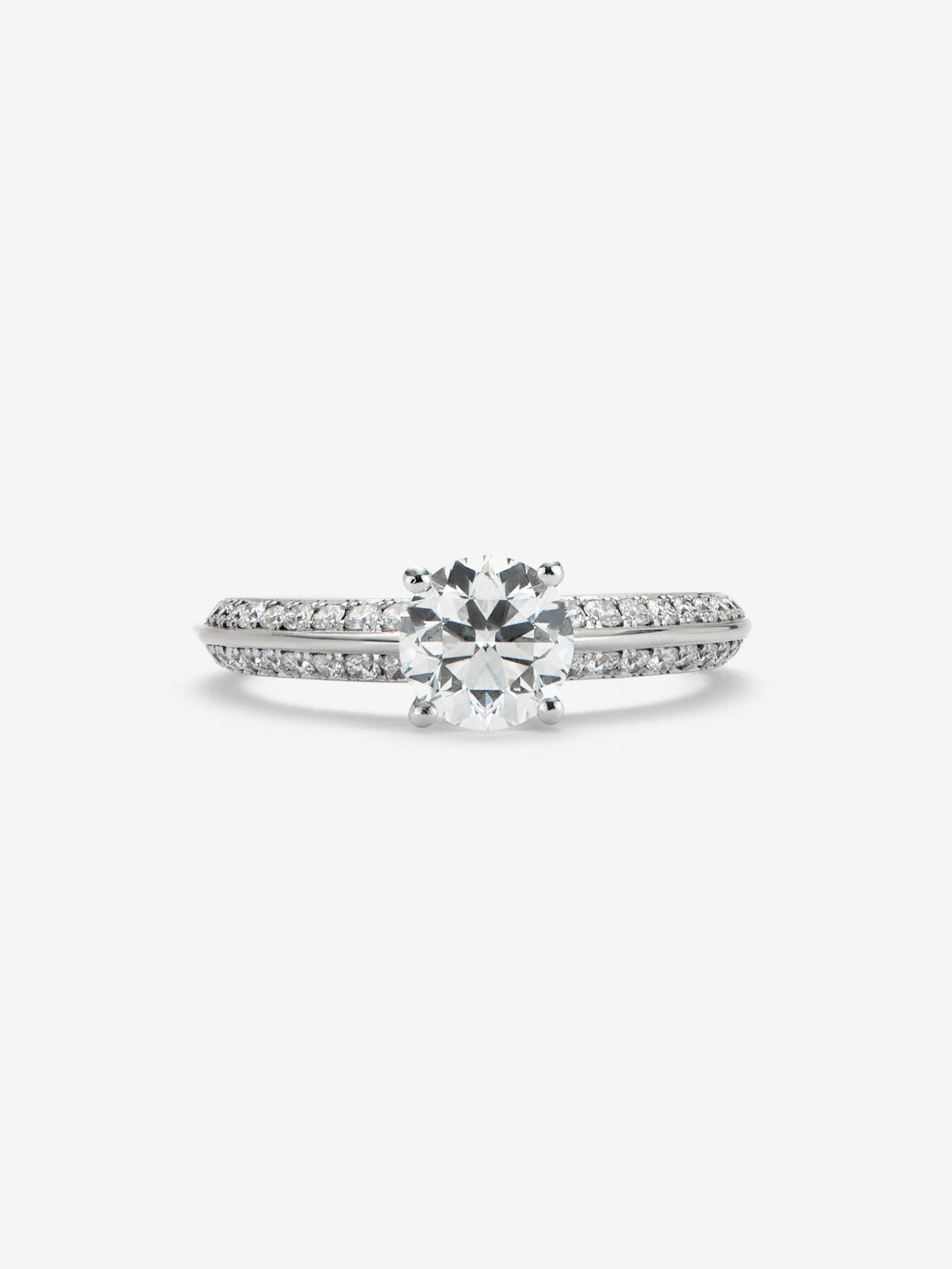 Anillo solitario de oro blanco de 18K con diamante central de 1,01 cts y diamantes en talla brillante con un total de 0,32 cts