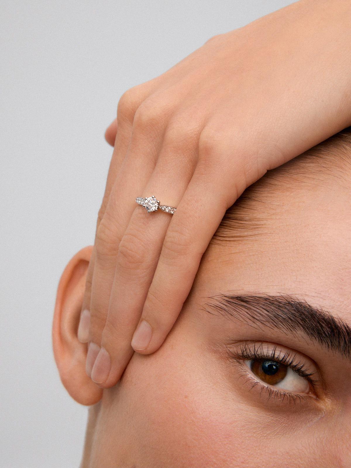 Anillo solitario de oro blanco de 18K con diamante central de 1,01 cts y diamantes en talla brillante con un total de 0,32 cts