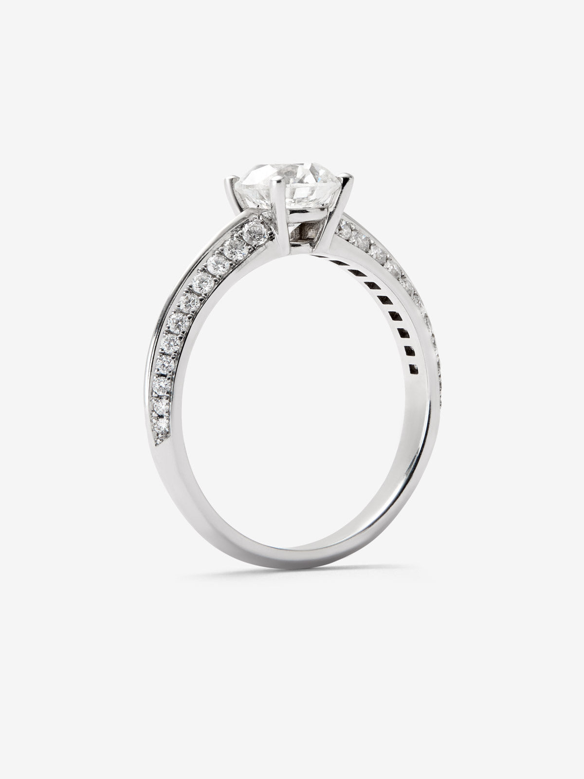 Anillo solitario de oro blanco de 18K con diamante central de 1 ct y diamantes en talla brillante con un total de 0,33 cts