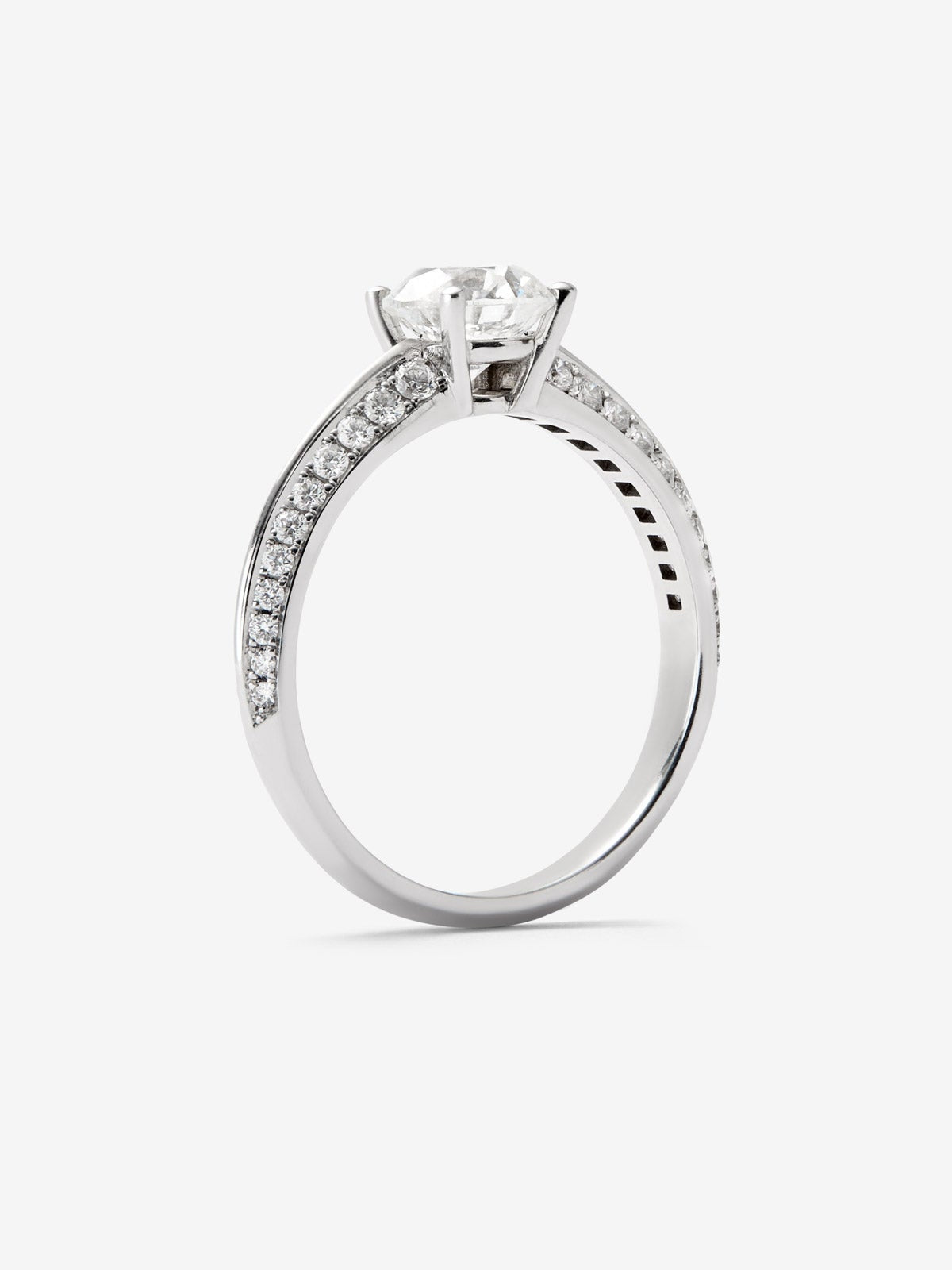Anillo solitario de oro blanco de 18K con diamante central de 1,01 cts y diamantes en talla brillante con un total de 0,32 cts
