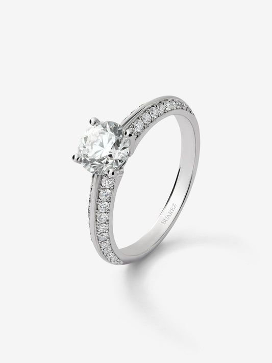 Anillo solitario de oro blanco de 18K con diamante central de 1,5 cts y diamantes en talla brillante con un total de 0,33 cts