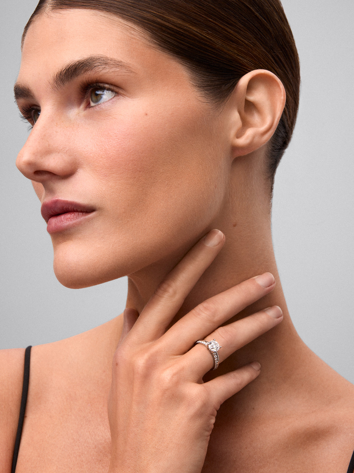 Anillo solitario de oro blanco de 18K con diamante central de 1,5 cts y diamantes en talla brillante con un total de 0,33 cts