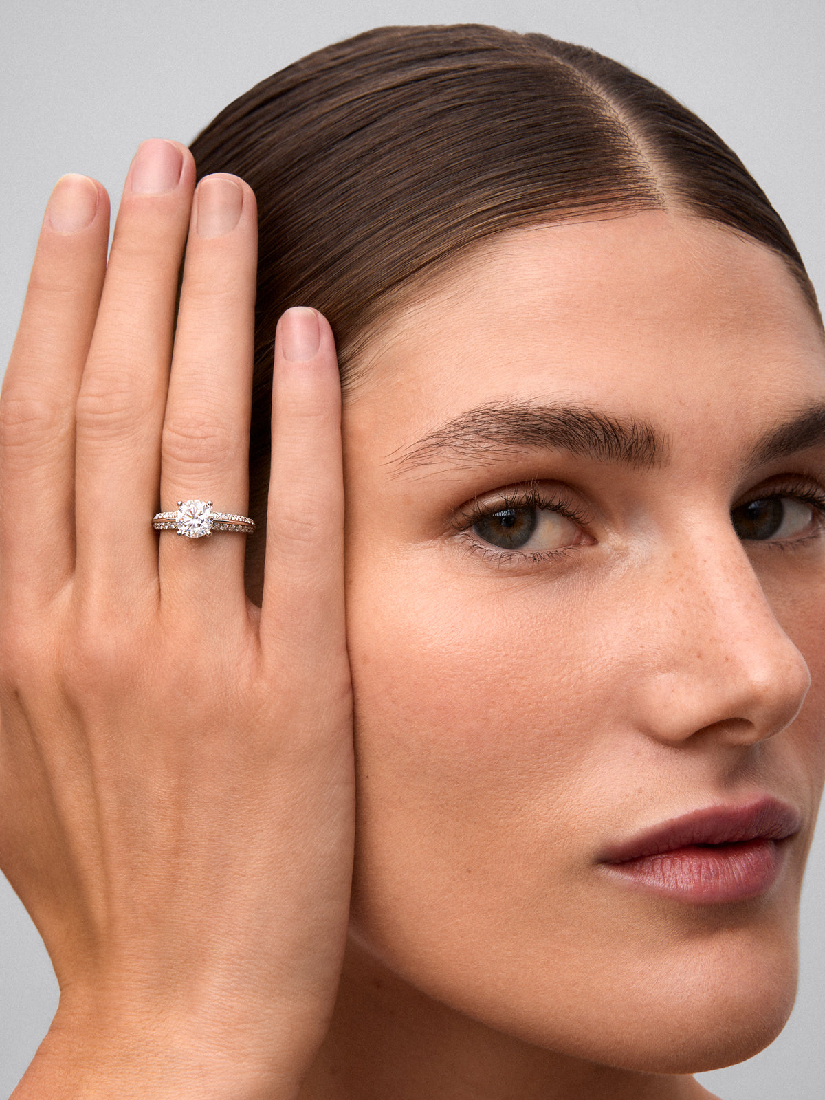 Anillo solitario de oro blanco de 18K con diamante central de 1,5 cts y diamantes en talla brillante con un total de 0,33 cts