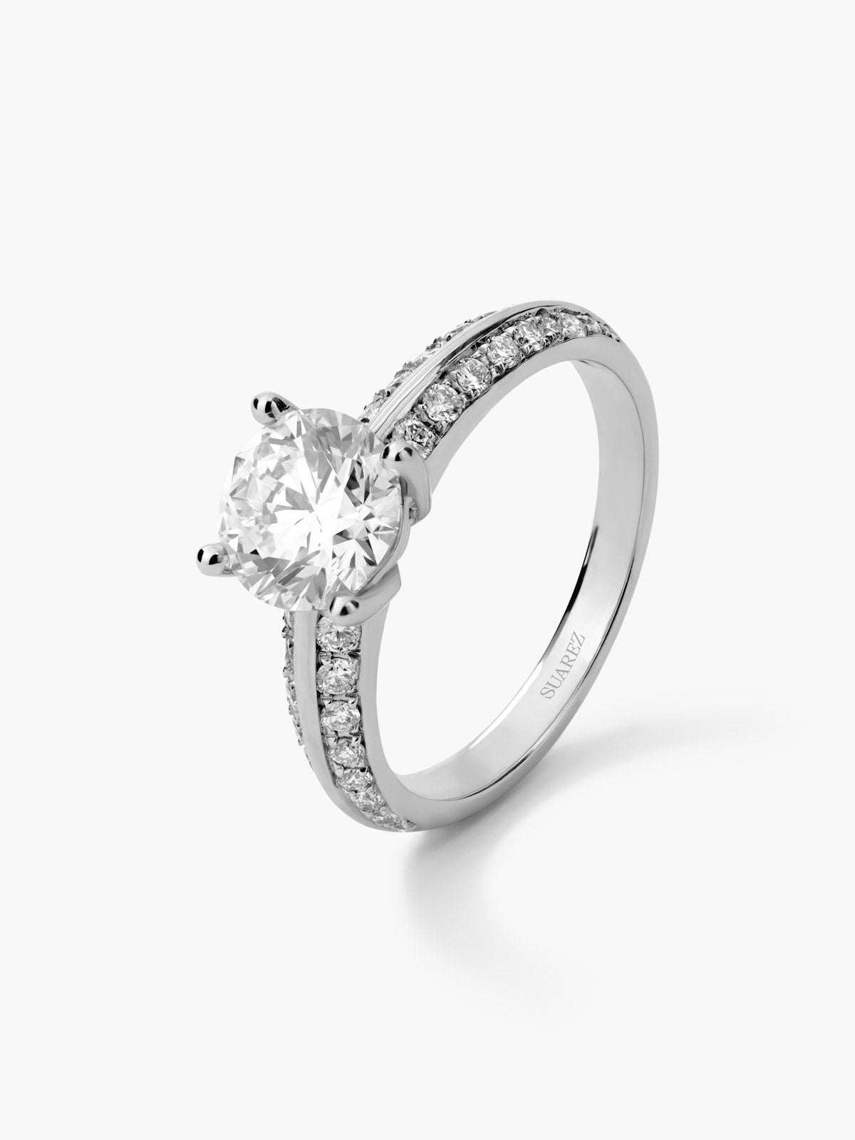 Anillo solitario de oro blanco de 18K con diamante central de 1,5 cts y diamantes en talla brillante con un total de 0,33 cts