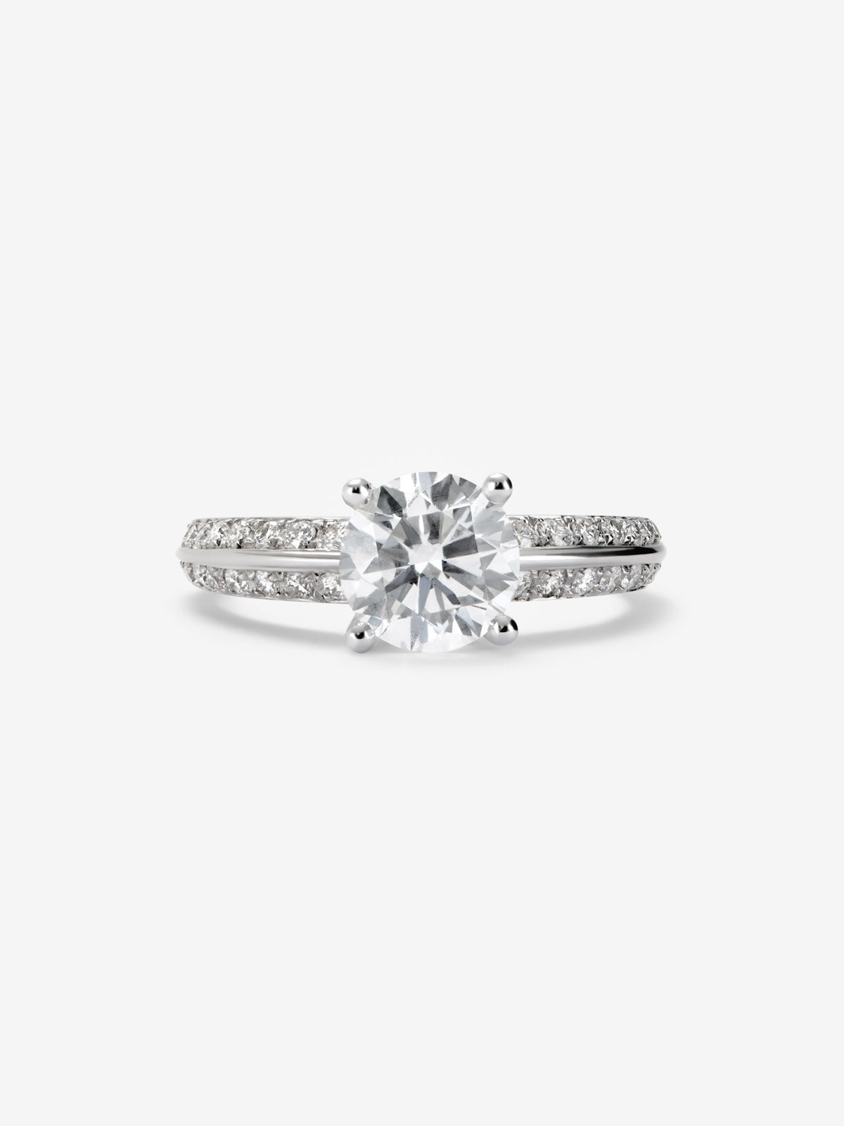 Anillo solitario de oro blanco de 18K con diamante central de 1,5 cts y diamantes en talla brillante con un total de 0,33 cts