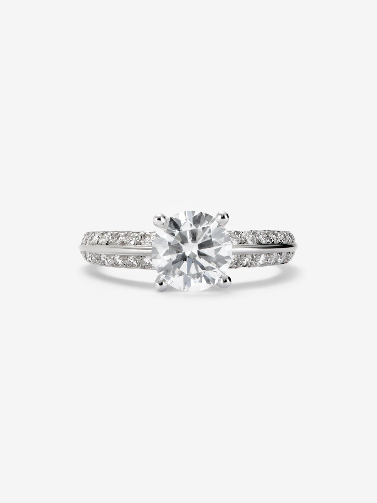 Anillo solitario de oro blanco de 18K con diamante central de 1,5 cts y diamantes en talla brillante con un total de 0,33 cts