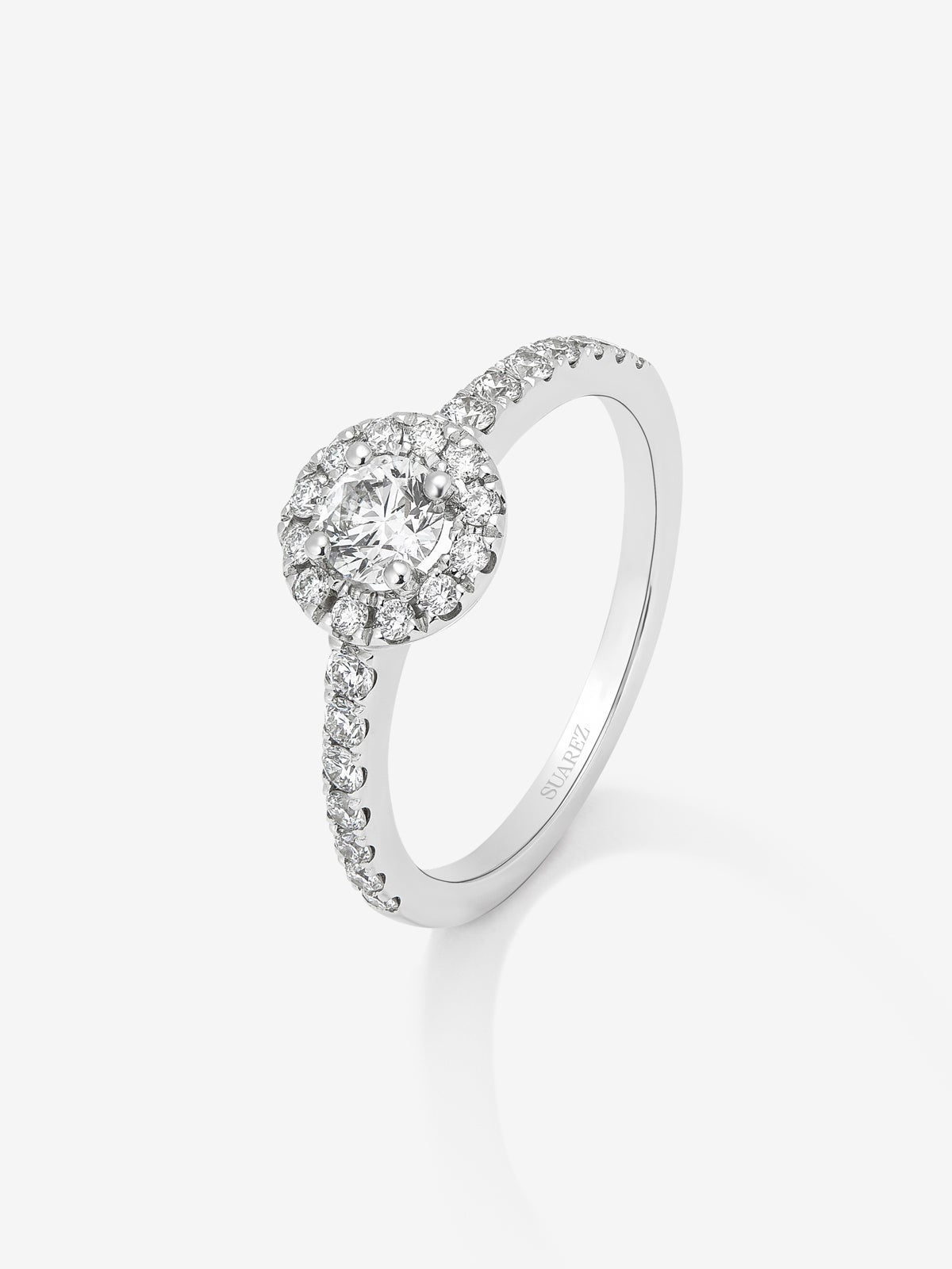 Anillo de oro blanco de 18K con diamante central en talla brillante de 0,3 cts y orla y brazo con 26 diamantes en talla brillante con un total de 0,37 cts
