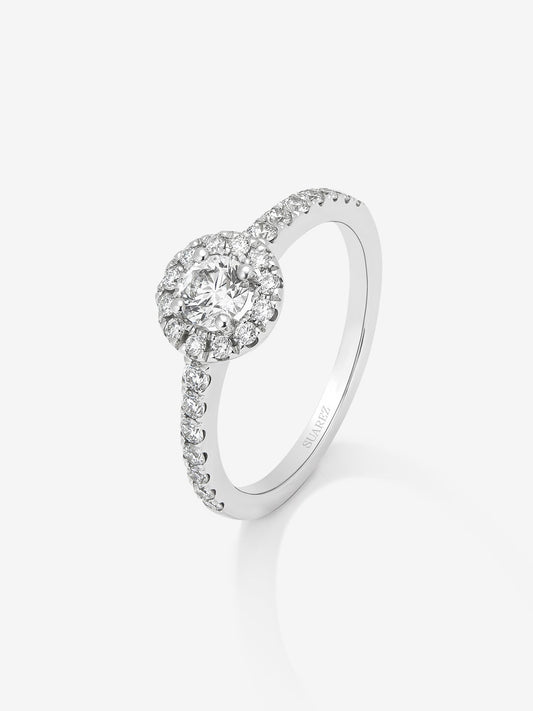 Anillo de oro blanco de 18K con diamante central en talla brillante de 0,3 cts y orla y brazo con 26 diamantes en talla brillante con un total de 0,37 cts