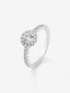 Anillo de oro blanco de 18K con diamante central en talla brillante de 0,3 cts y orla y brazo con 26 diamantes en talla brillante con un total de 0,37 cts