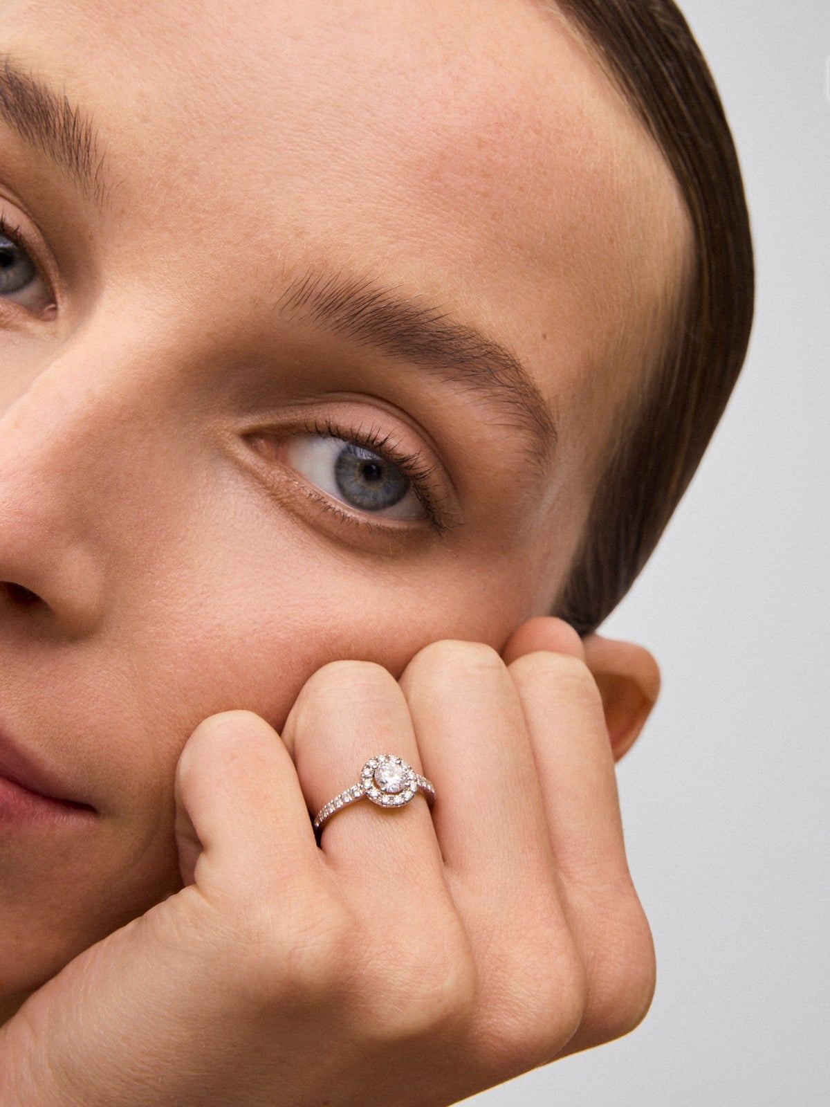Anillo de oro blanco de 18K con diamante central en talla brillante de 0,5 cts y brazo y orla de 26 diamantes en talla brillante con un total de 0,43 cts
