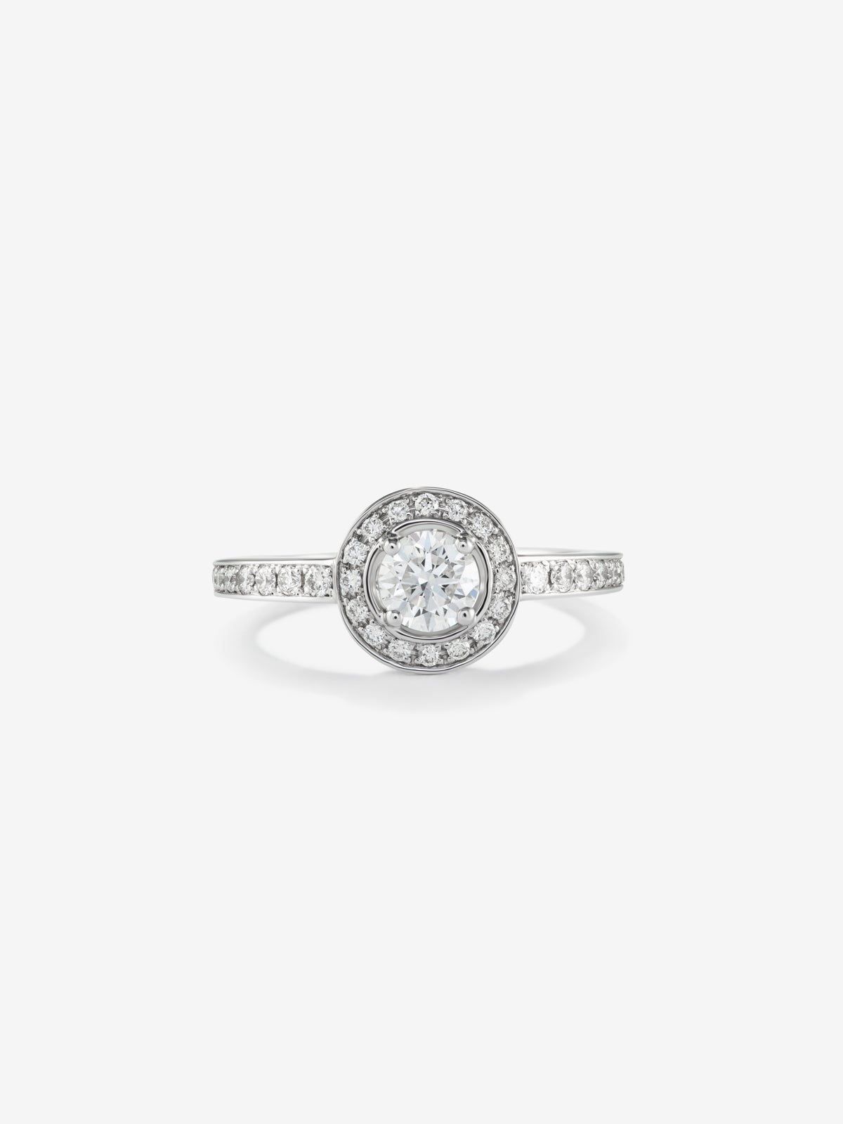 Anillo de oro blanco de 18K con diamante central en talla brillante de 0,5 cts y brazo y orla de 26 diamantes en talla brillante con un total de 0,43 cts