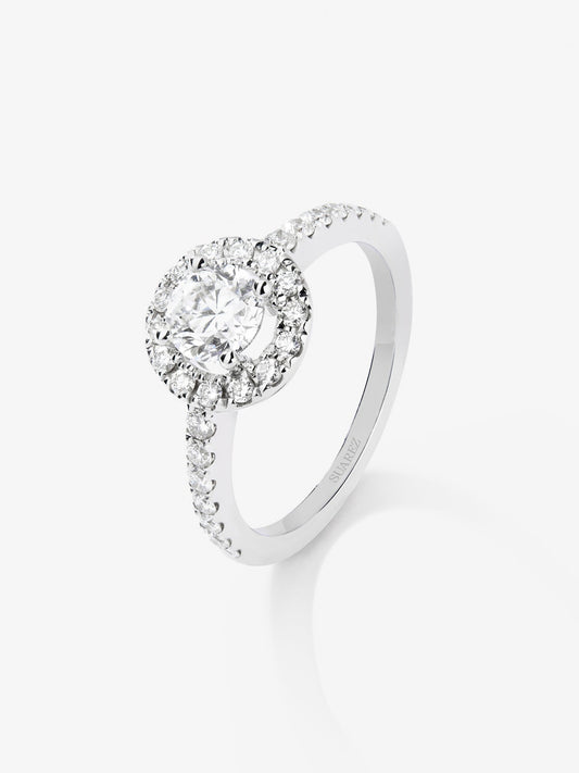 Anillo de oro blanco de 18K con diamante central en talla brillante de 0,7 cts y orla y brazo con 28 diamantes en talla brillante con un total de 0,44 cts