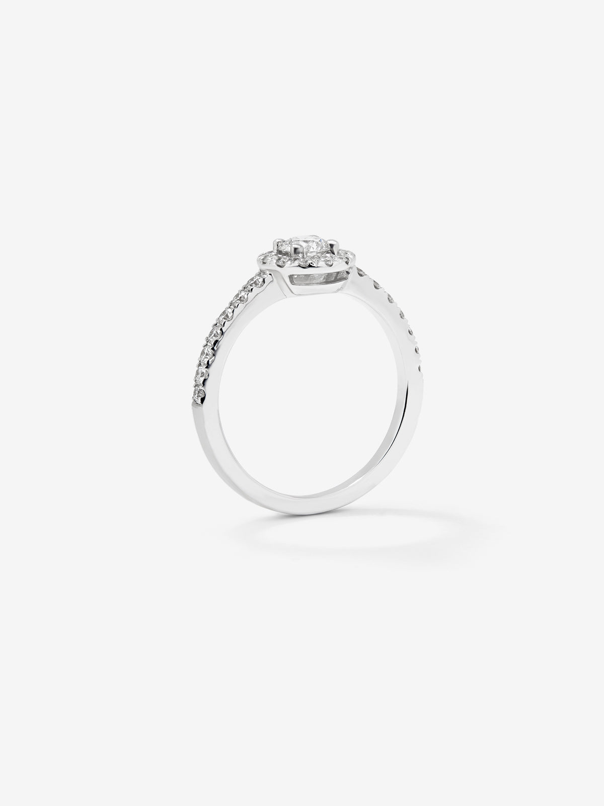 Anillo de oro blanco de 18K con diamante central en talla brillante de 0,25 cts y orla y brazo con 26 diamantes en talla brillante con un total de 0,35 cts