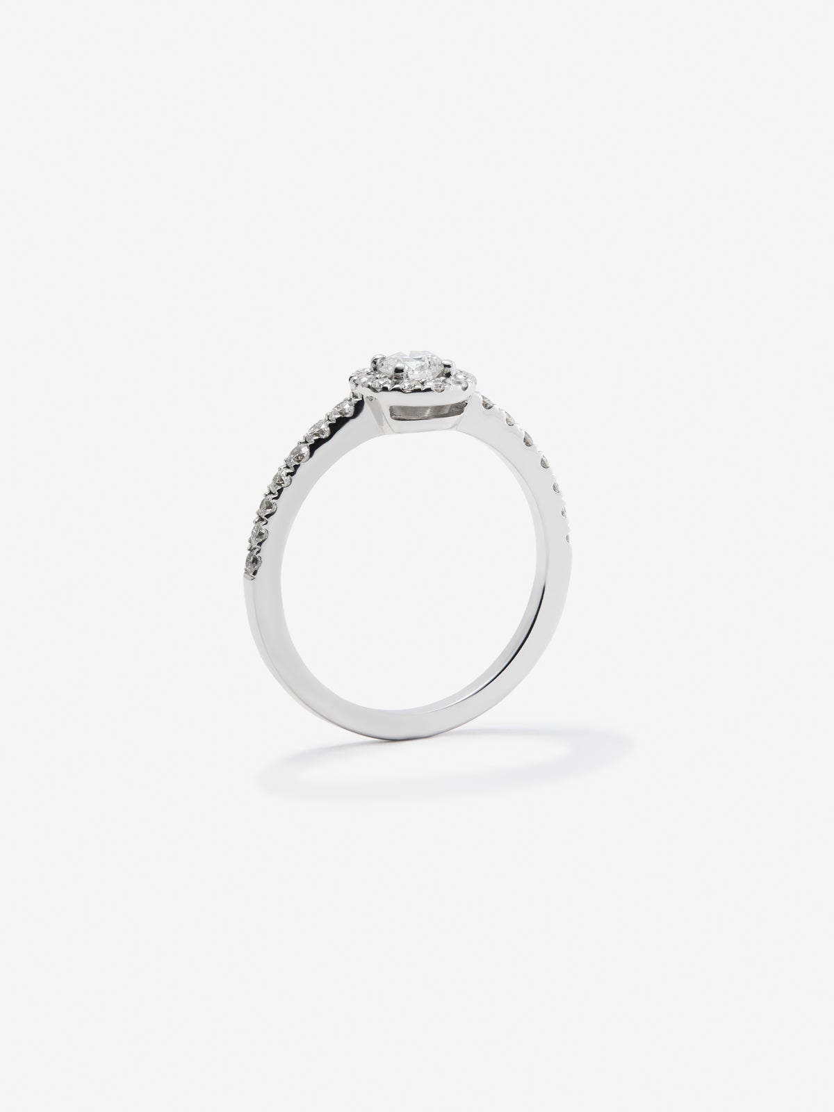 Anillo solitario de compromiso de oro blanco de 18K con diamantes