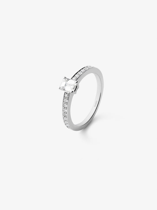 Anillo solitario de oro blanco de 18K con diamante en talla brillante de 0,5 cts