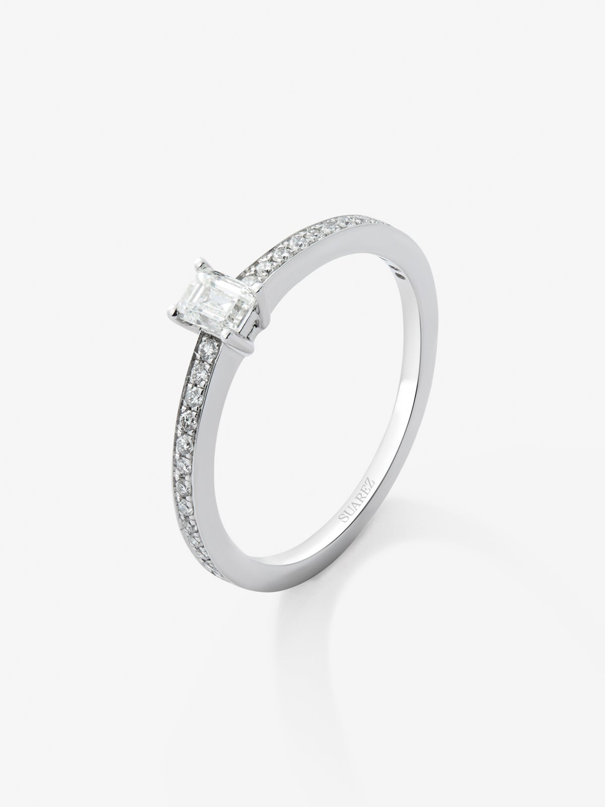 Anillo solitario de compromiso de oro blanco de 18K con diamantes