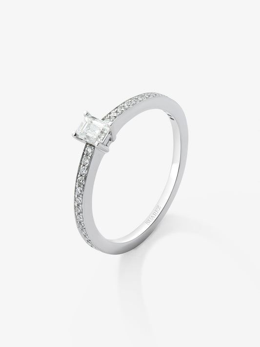 Anillo solitario de compromiso de oro blanco de 18K con diamantes