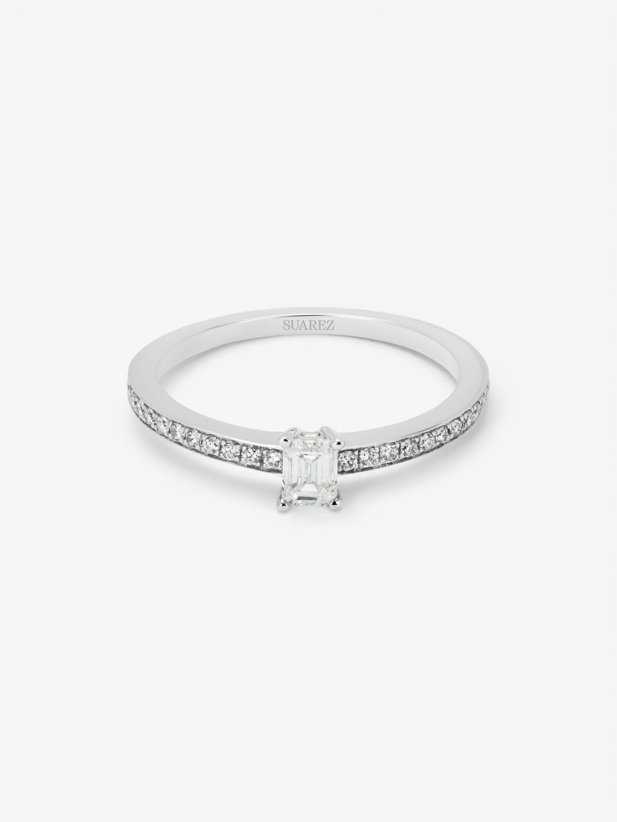 Anillo solitario de compromiso de oro blanco de 18K con diamantes