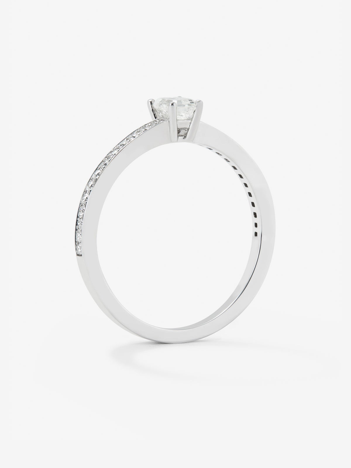 Anillo solitario de compromiso de oro blanco de 18K con diamantes