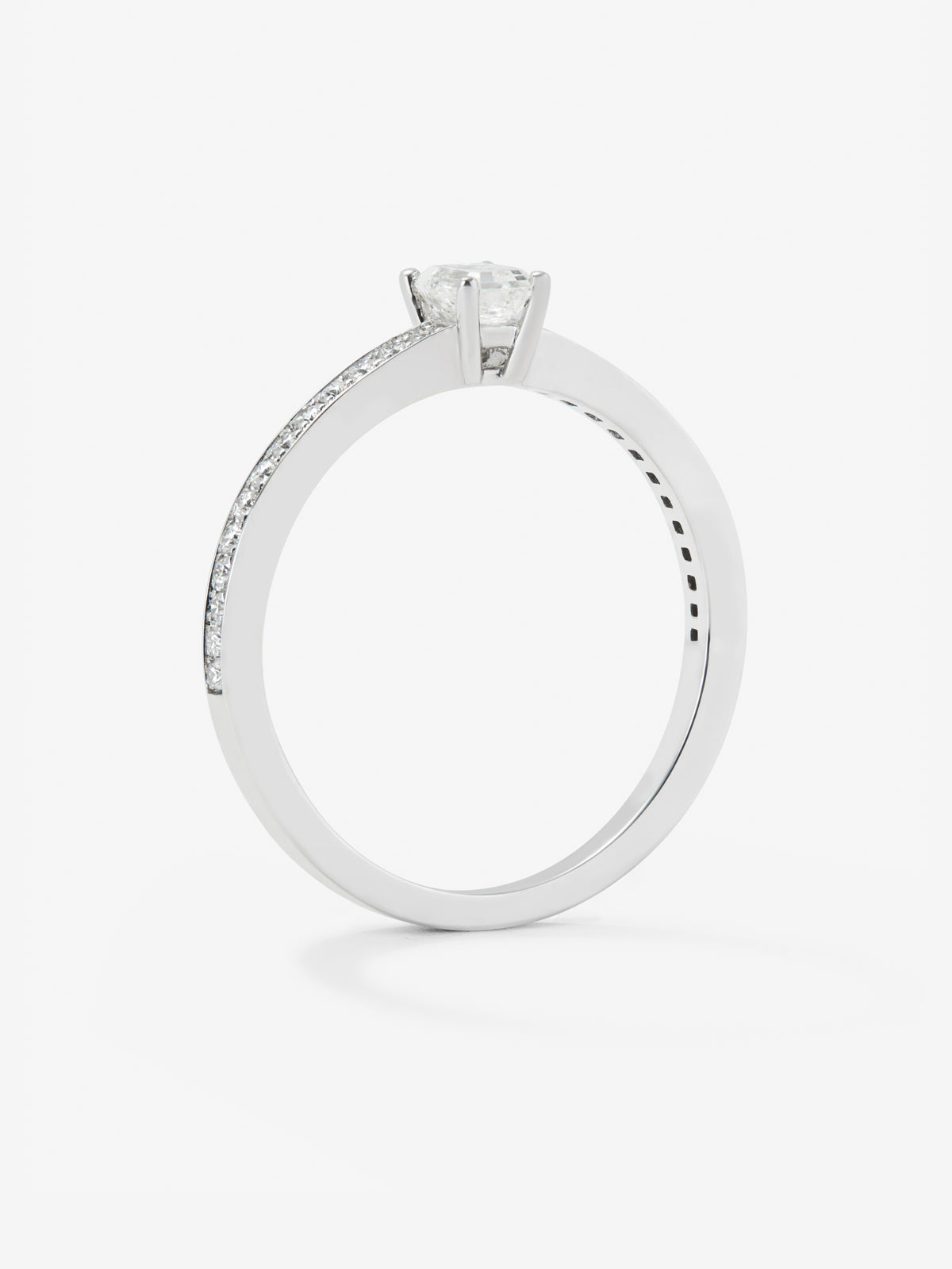Anillo de oro blanco de 18K con diamante central en talla esmeralda de 0,25 y brazo de 16 diamantes en talla brillante