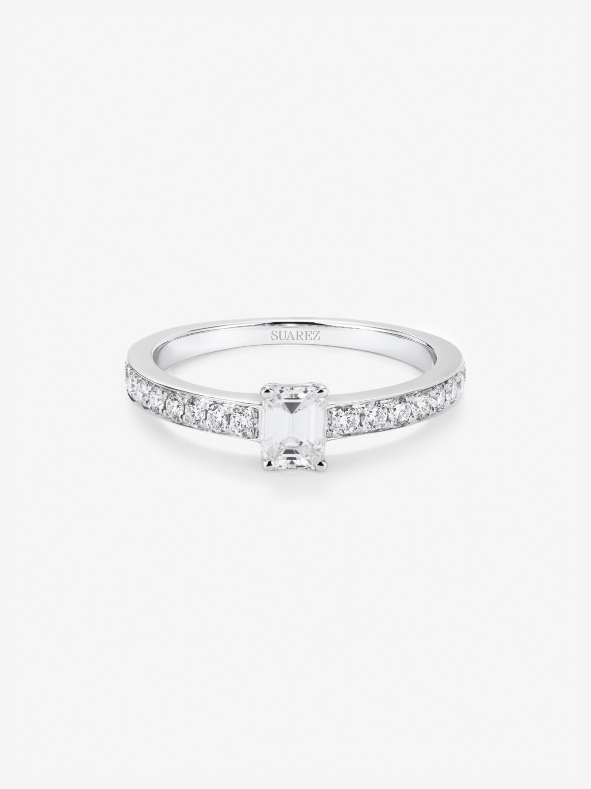 Anillo de oro blanco de 18K con diamante blanco de 0,40cts