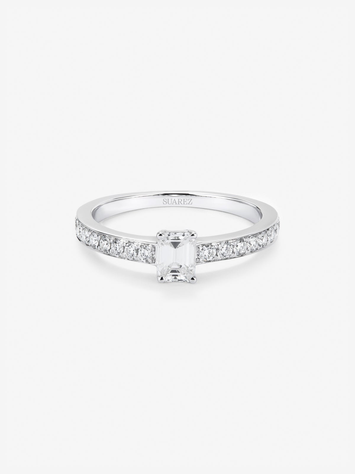Anillo de oro blanco de 18K con diamante blanco de 0,40cts