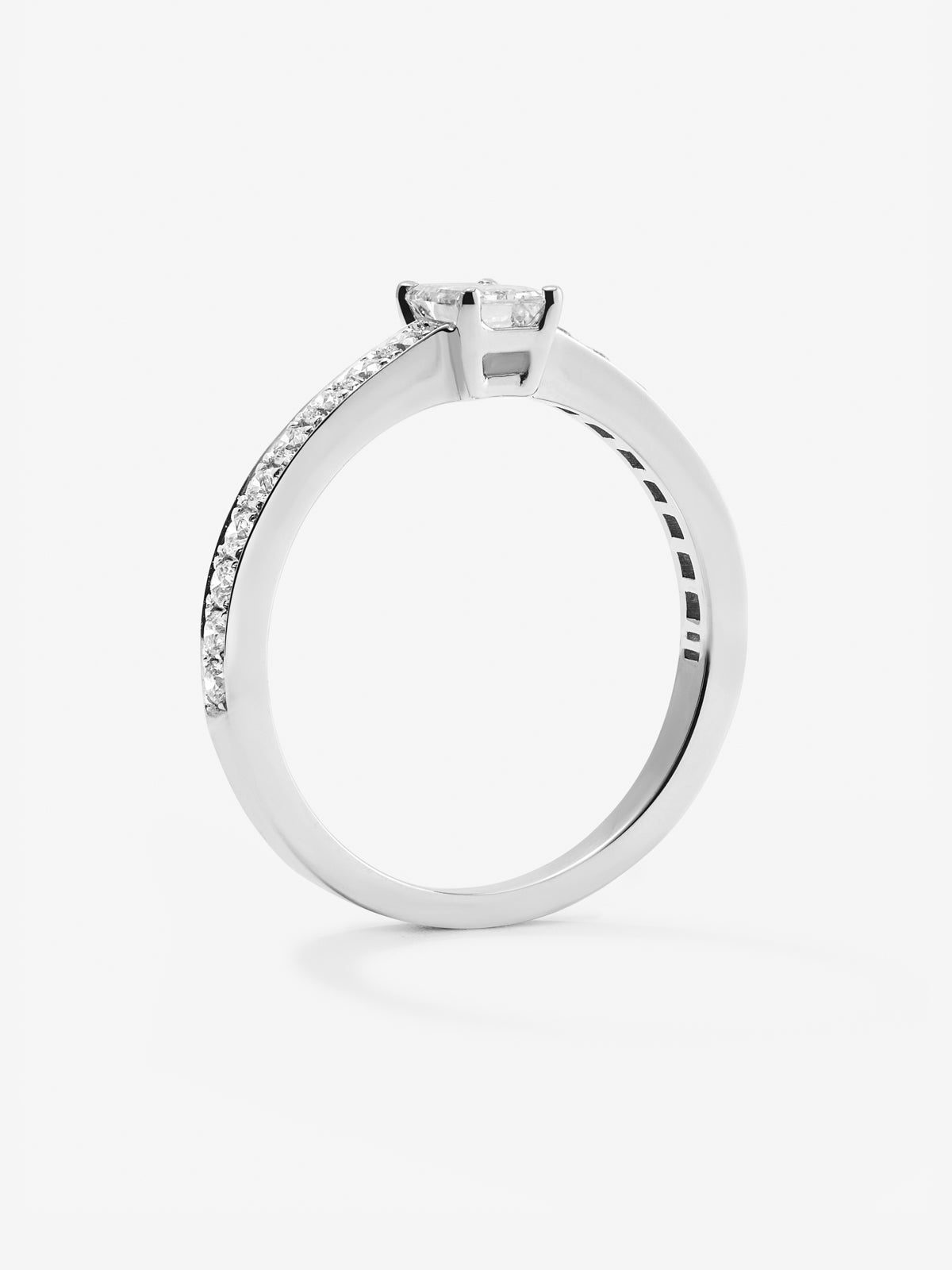 Anillo de oro blanco de 18K con diamante central en talla esmeralda de 0,40 y brazo de  diamantes en talla brillante