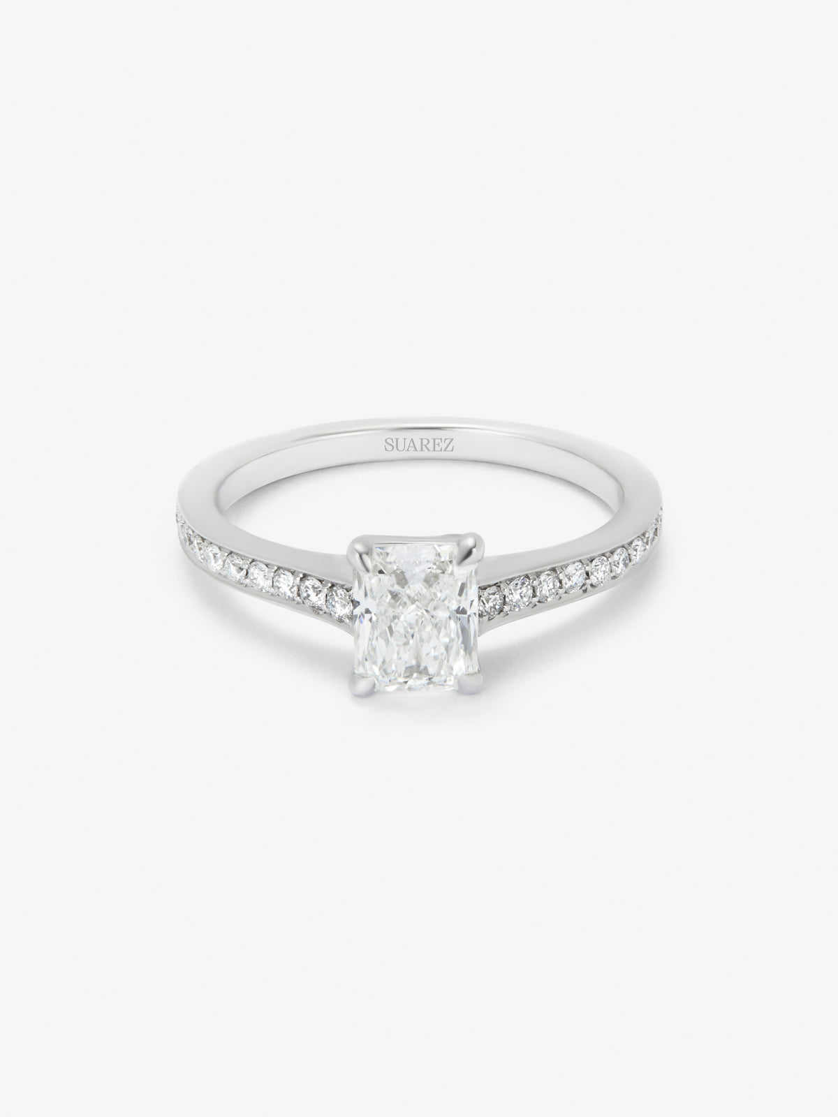 Anillo solitario de oro blanco de 18K con diamante central en talla radiante de 1 cts y 26 diamantes en talla brillante con un total de 0,16 cts