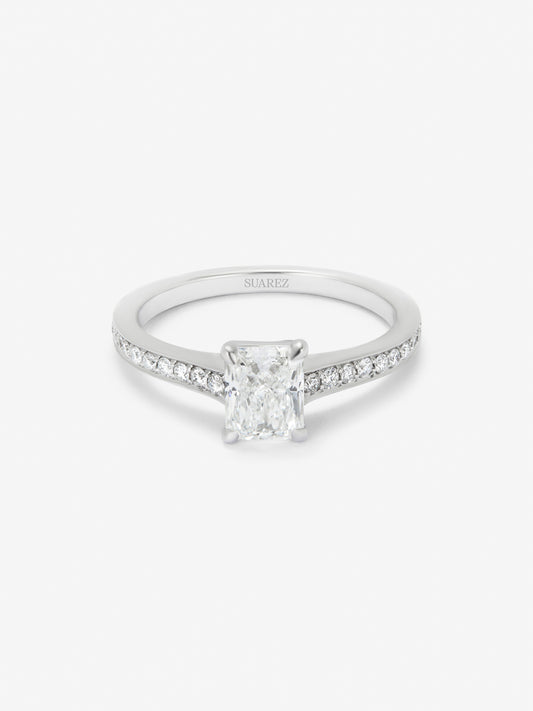 Anillo solitario de oro blanco de 18K con diamante central en talla radiante de 1 cts y 26 diamantes en talla brillante con un total de 0,16 cts